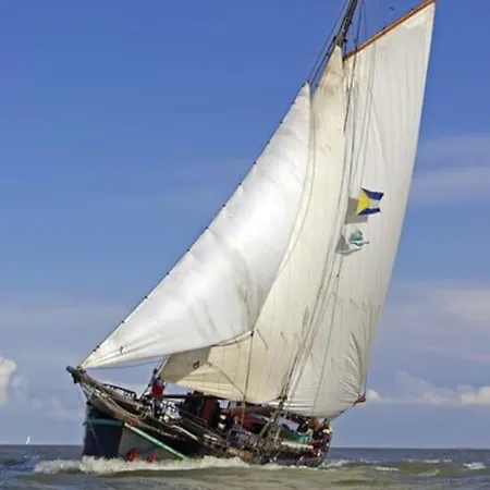 Botel Groot Schip In *